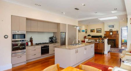 Character home on full site - Photo 4