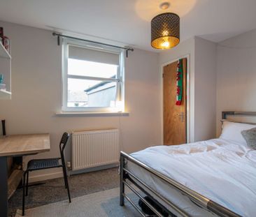 Brilliant six bedroom three story house - Photo 3