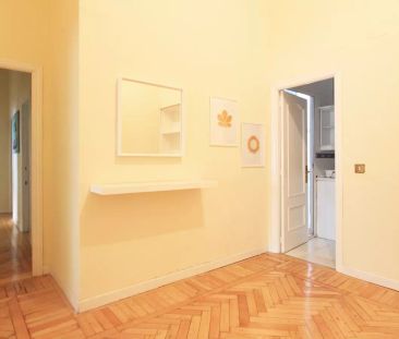 Cozy room with ample storage in 7-bedroom apartment, Retiro - Photo 5