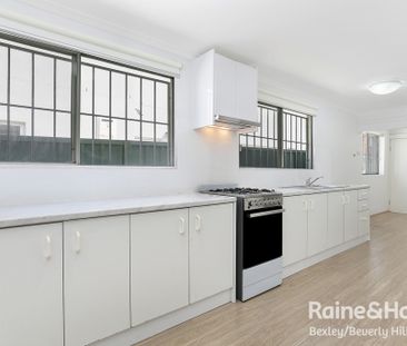 Spacious flat with courtyard - Photo 1