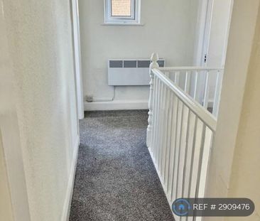 1 bedroom in a flat share to rent - Photo 2