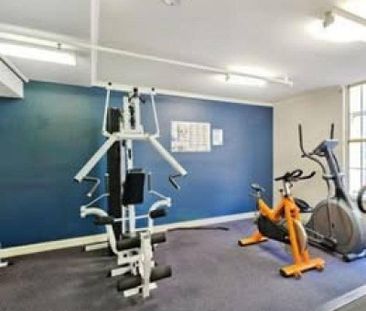 Fully Furnished 2 Bedroom Apartment in Heart of Brisbane - Photo 2