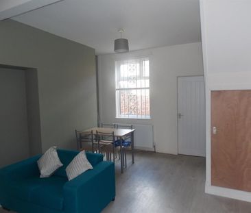 2 bedroom Flat To Let - Photo 2