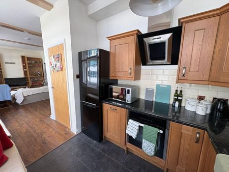 1 bedroom Flat To Let - Photo 2