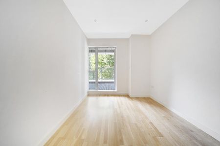 2 bedroom flat in London - Photo 4