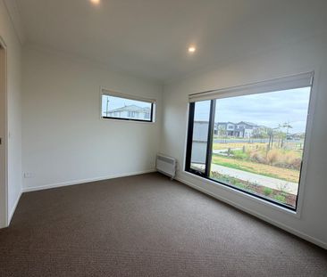 Brand New Modern Family Home – Move In & Enjoy! - Photo 2