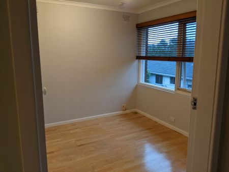 Top-Floor Apartment in Boutique Block – Peaceful Rainforest-Like Outlook - Photo 4