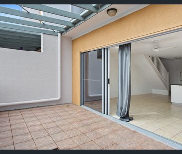 Three level unit in the heart of Margate! - Photo 1