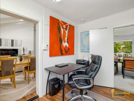 Beautifully Maintained Upstairs Unit In Outstanding Location!! - Photo 3