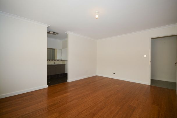 Large Family Home with Swimming Pool! - Photo 1