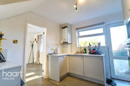 3 bedroom semi-detached house to rent - Photo 3