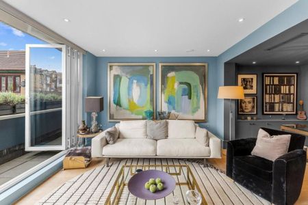3 bedroom mews to rent - Photo 4