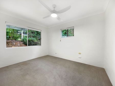 Charming Home in Palmwoods with Solar & Lawn Maintenance Included&excl; - Photo 4