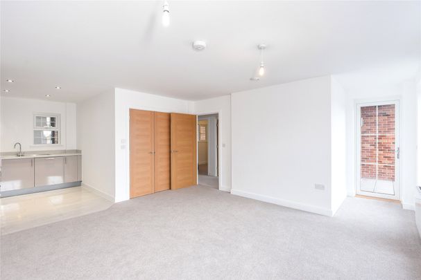 2 bedroom Flat in Saxons Court, Wokingham - Photo 1
