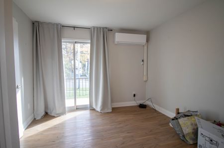 **SPACIOUS** Extended Bachelor Apartment in Welland!! - Photo 5