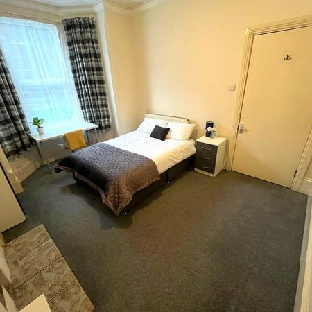 1 bedroom in a house share to rent - Photo 4