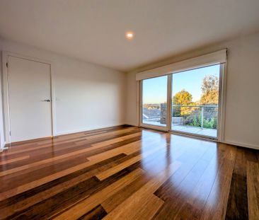 Premium Four-Bedroom Rental with Bay Glimpses! - Photo 5