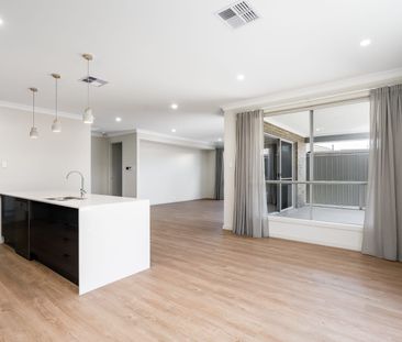 Stylish Modern Three Bedroom Home - Just Minutes to the Beach & City! - Photo 1