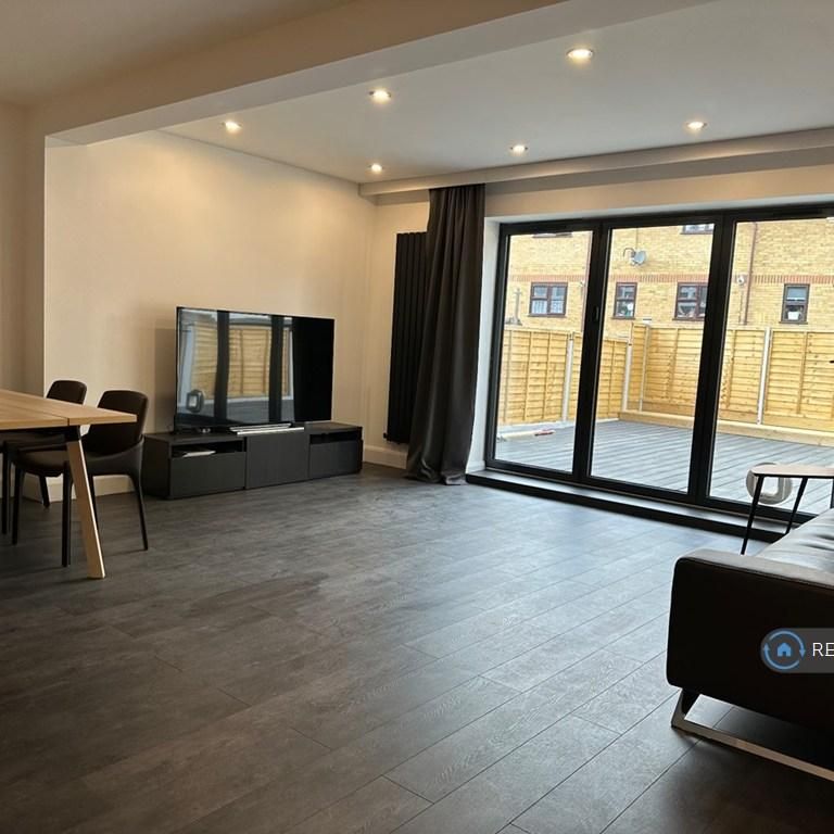 4 bedroom terraced house to rent - Photo 1