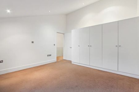 3 bedroom house in London - Photo 5