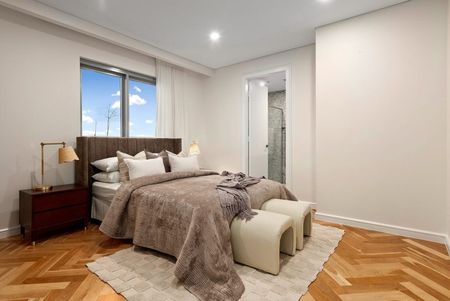 Glamorous Brand New Apartment With Water Views - Photo 4