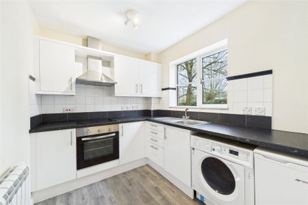 2 bedroom in Admirals Court, Reading - Photo 3