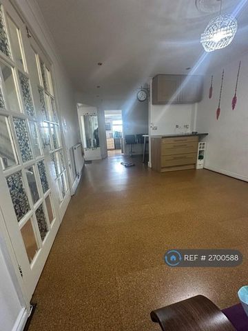 3 bedroom terraced house to rent - Photo 2