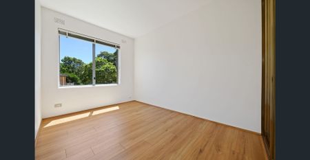 Spacious Dulwich Hill Apartment with Balcony & Parking - Photo 5