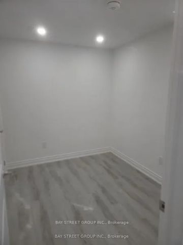 43 Herefordshire Crescent #UNIT 2 - Photo 3