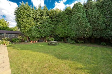 An exceptional detached family house with a double garage near the centre of Guildford and the Pewley Downs. - Photo 3