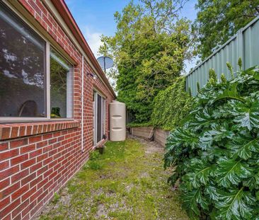 3 BEDROOM TOWNHOUSE WITH MODERN APPLIANCES THROUGHOUT - Photo 5