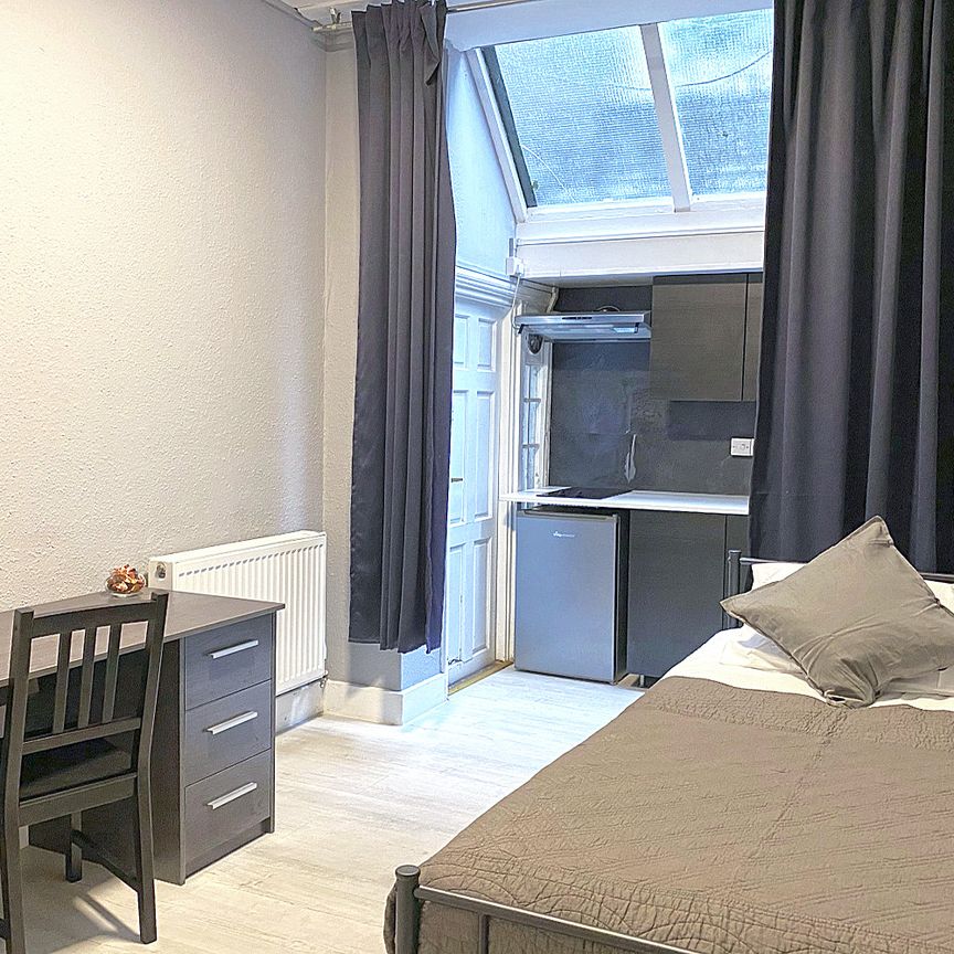 A cosy bedsit room in a lovely neighbourhood, Courtfield Gardens, Earls Court, London SW5 - Photo 1