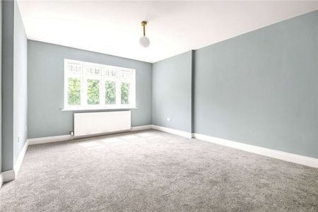 A magnificent detached family home benefiting from grand proportions and a mature south facing garden with an outbuilding. - Photo 4