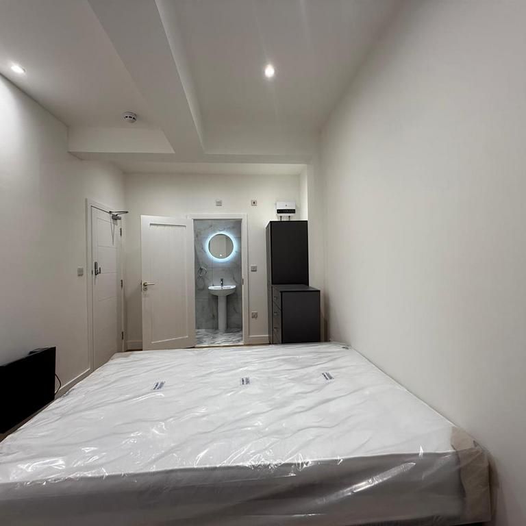 1 bedroom in a house share to rent - Photo 1