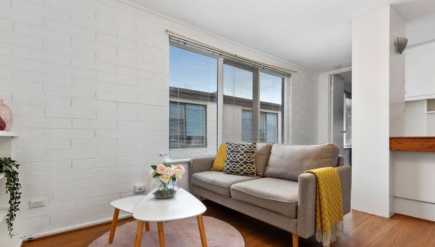 Stylish & Sunlit Apartment Opposite Caulfield Park - Photo 1