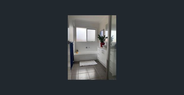 Spacious home in a prime spot, steps from public transport and Merri Creek. - Photo 1