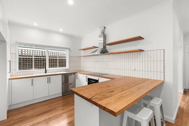 Charming 3-bedroom Residence in Pascoe Vale! - Photo 1