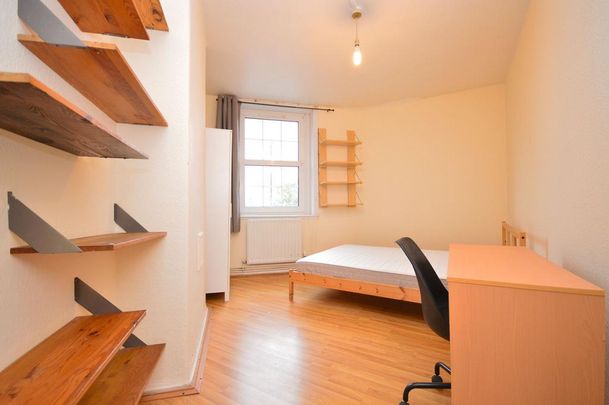 1 bedroom in a flat share to rent - Photo 1