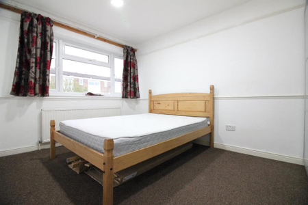3 bedroom flat to rent - Photo 3