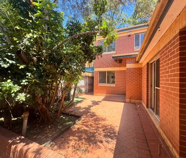 Spacious 3-Bedroom Townhouse in the Heart of Waverley! - Photo 2