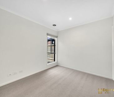 For Lease - Park Facing, Premium Location, Walk to Station, Shoppin... - Photo 2