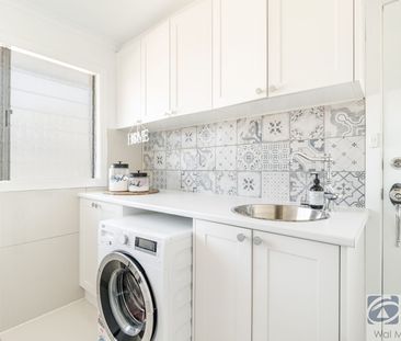 IMMACULATE FAMILY HOME - Photo 5