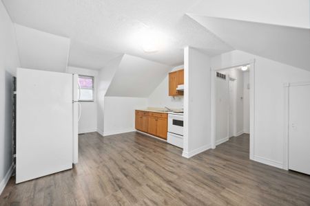 For Lease - 1 Grovepark Street, Richmond Hill, Ontario - Photo 2