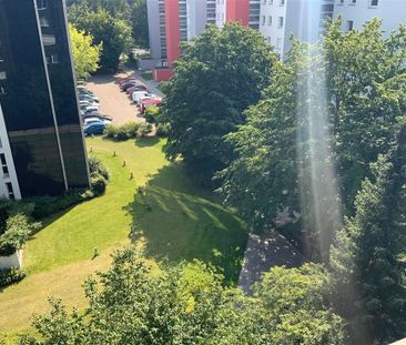 Helle, schön geschnittene 2-Zimmer mit Balkon in der grünen Gartens... - Photo 1