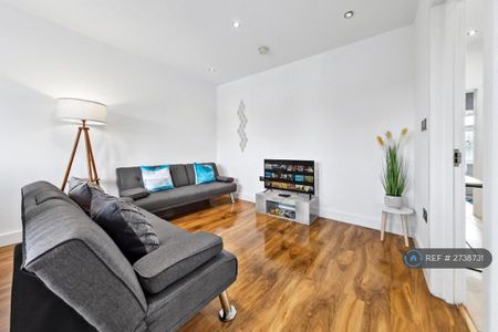 4 bedroom flat to rent - Photo 3