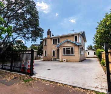 Old-world house - Photo 1