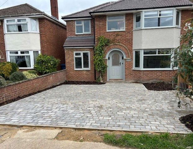 Rahere Road Room 5 - Photo 1