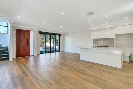 Grand, Executive, Modern 3 Bedroom Residence with It All! Including Double Garage! - Photo 2