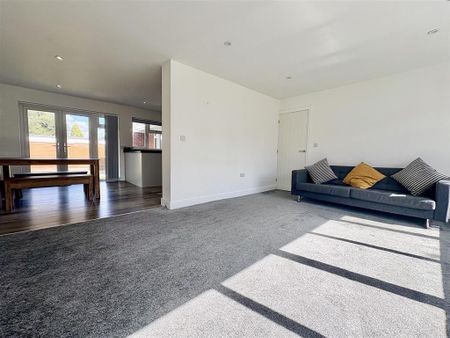 2 bedroom detached bungalow to rent - Photo 2