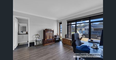 Modern Family Home - Photo 4